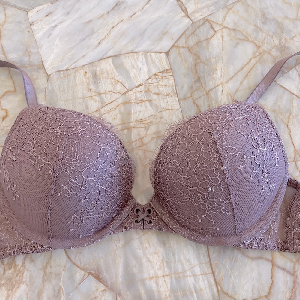Victoria Secret Bombshell Lace Plunge Push Up Bra 32a